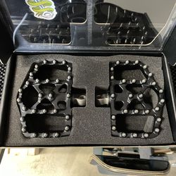 FLO Mini Floorboards Foot Pegs For Harley Dyna