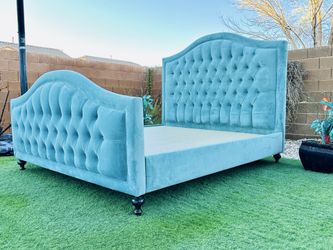 BEAUTIFUL CUSTOM UPHOLSTERED TUFTED CAL KING BED FRAME ( MADE-TO-ORDER BED) ( FREE DELIVERY 🚚 FIRST FLOOR -INSTALLATION NOT INCLUDED ) LIKE NEW 🥰 OR