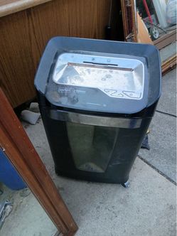 Staples Titanium Series Paper Shredder