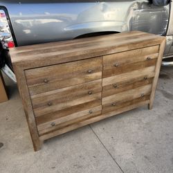 6 Drawer Dresser ! Free Delivery 