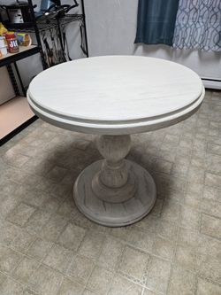 Hekman Homestead Round Pedestal End Table