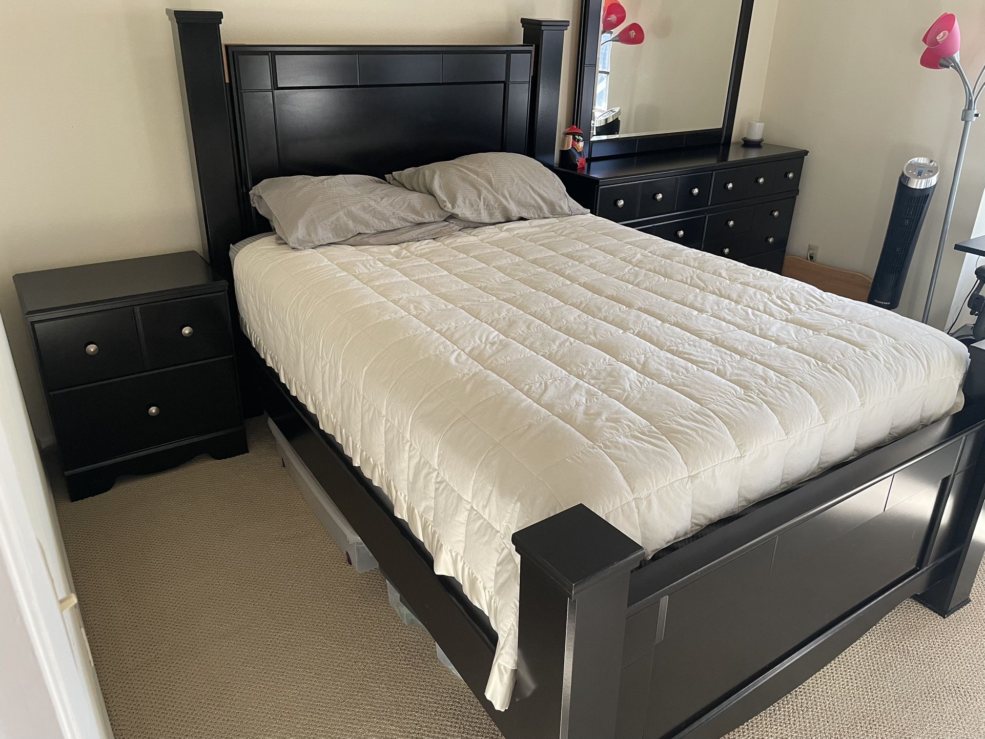 Bedroom Set: Queen Bed, Dresser, Murrow, Side Table