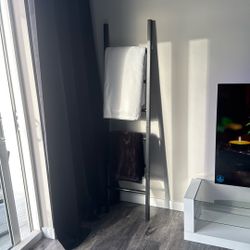 Black Blanket Ladder 6’