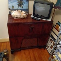 Vintage Radio / Record Player Console 