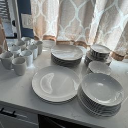 52 Pc Dinnerware Set White Cermaic (Serves 8 People)