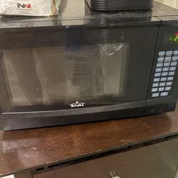 Rival 900 Watts Microwave 