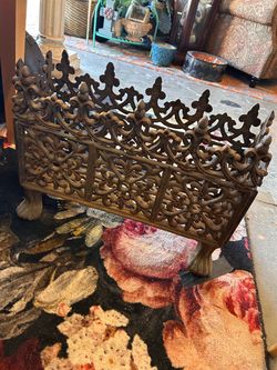 Victorian Gothic-style cast iron fleur-de-lis traceried planter (jardinière) on paw feet.