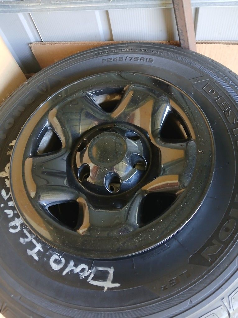 RINES Y LLANTAS PARA TOYOTA TACOMA O OTRO AUTO ,, USADAS