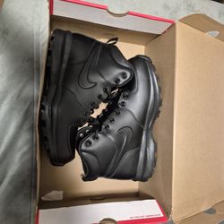 Nike Manoa Leather
Men's Boots(size 9)