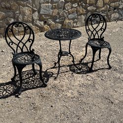 Gorgeous antique bistro set of 3, good condition, all metal and cast iron. Price Firm $225, West 79912