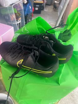 Nike Soccer Cleats Black and Yellow size 4