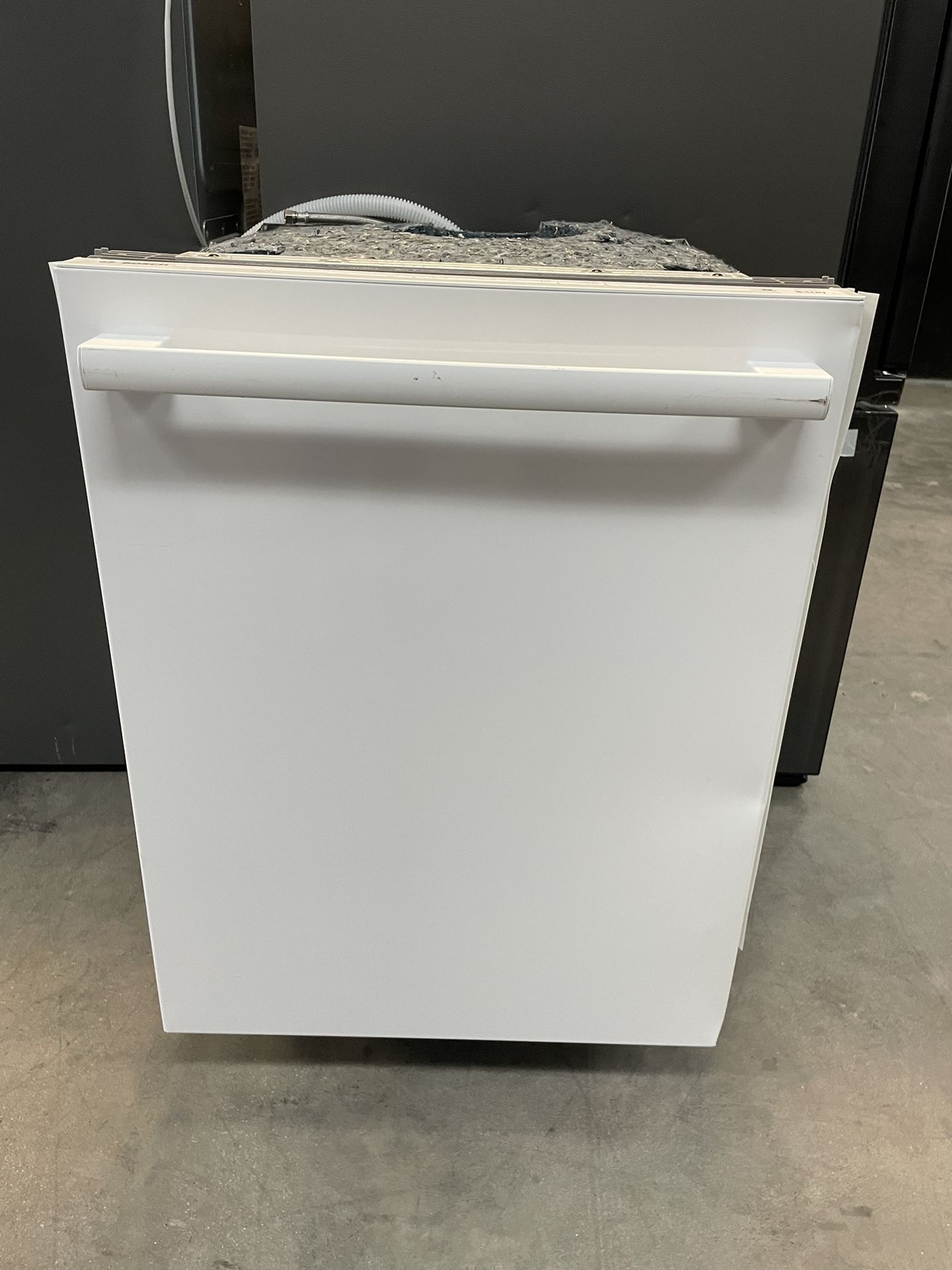 Bosch 100 Series Dishwasher In White