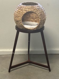 Elevated Wicker Cat Bed with Stand