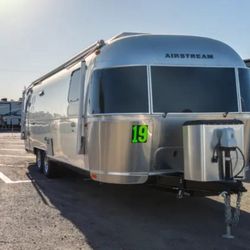 2019 Airstream International Signature 27FB Queen