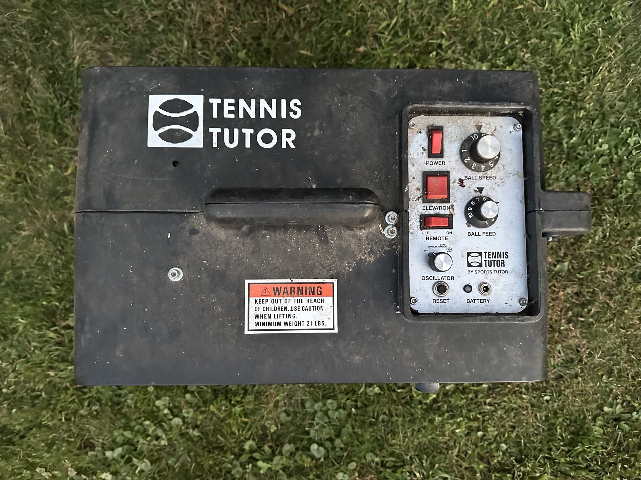TENNIS TUTOR TENNIS BALL MACHINE BY SPORTS TUTOR
