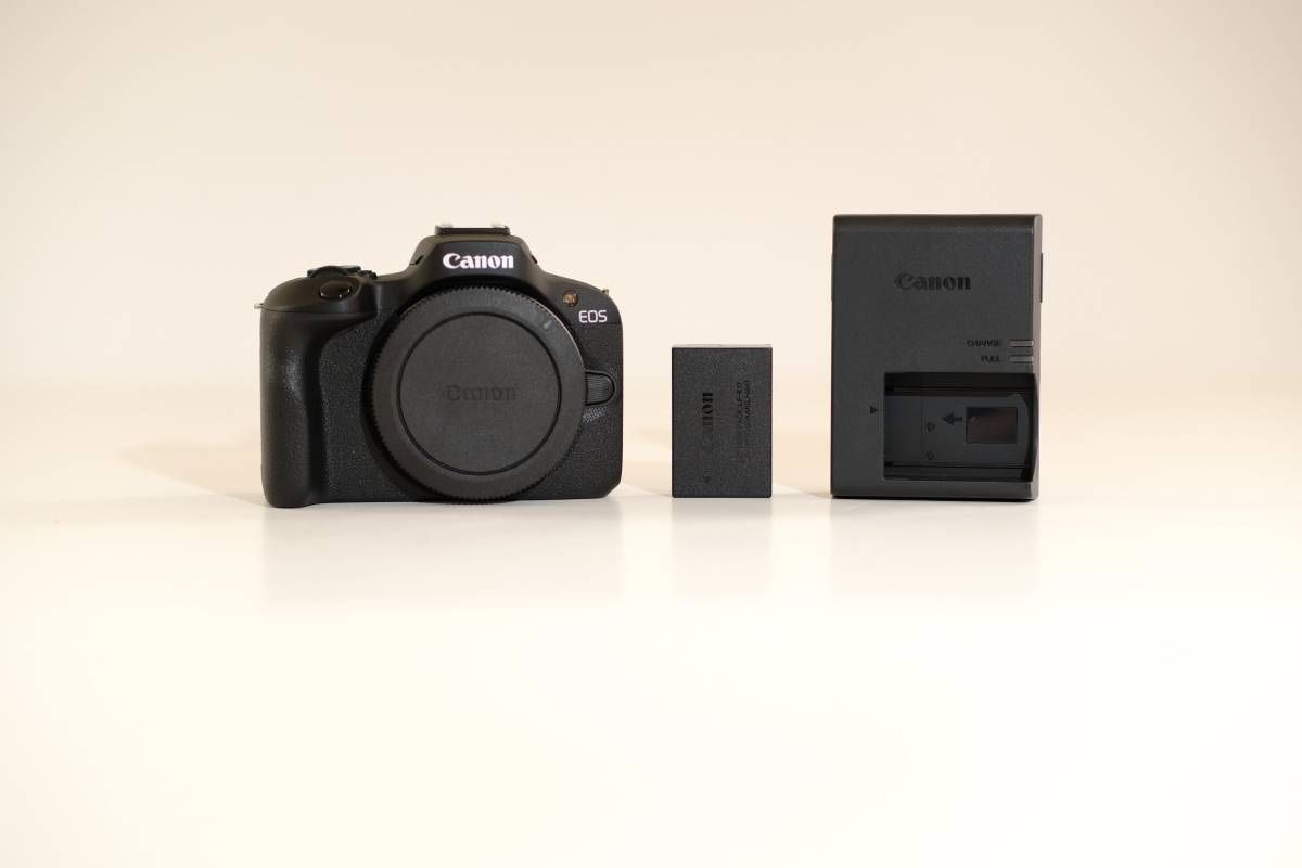 Canon R100 with 3 prime lens 16mm 2.8, 28mm 2.8, 50mm 1.8 , Mint