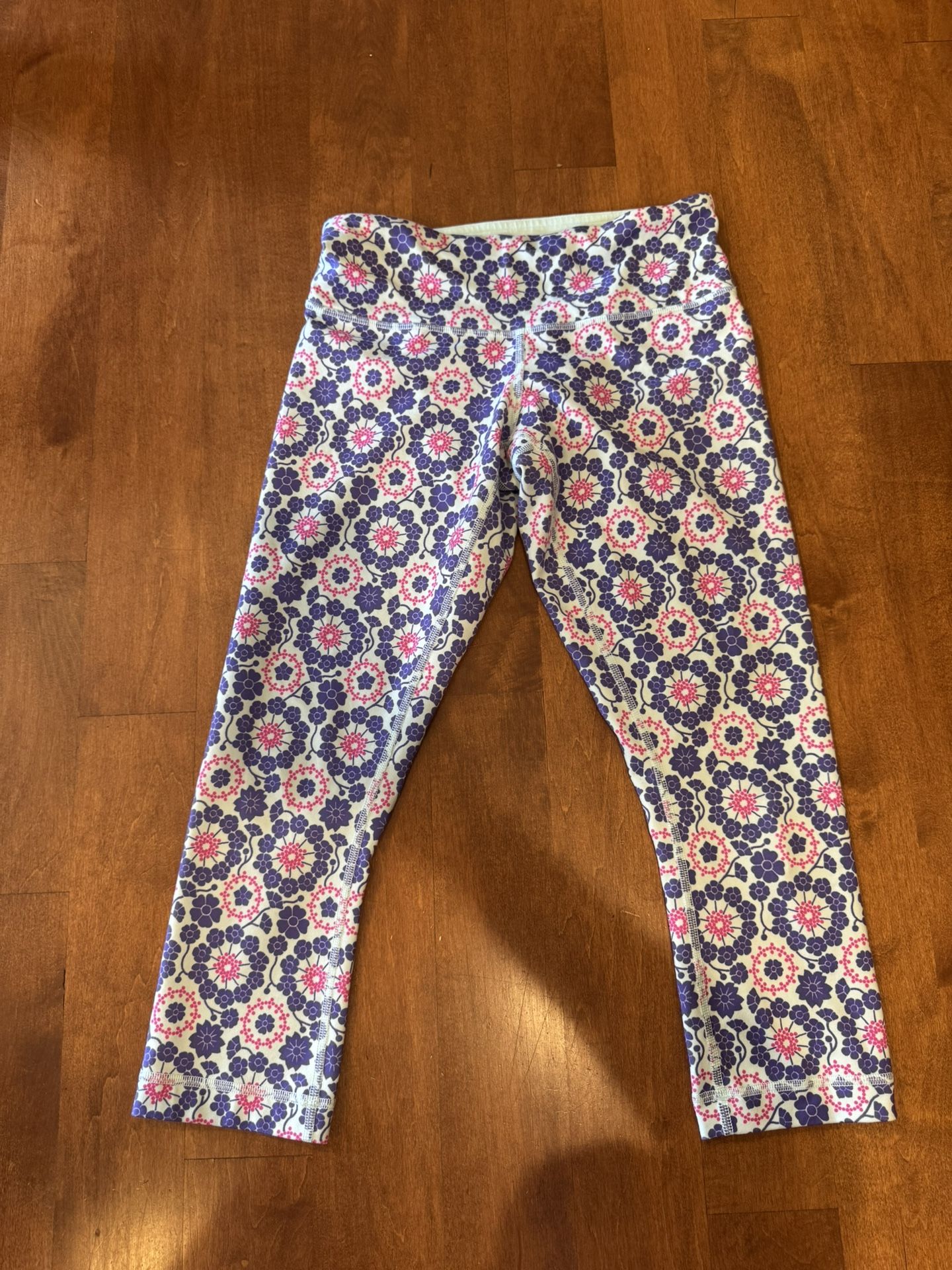 Women’s Lululemon size 4, colorful Capri pants shipping available