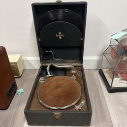 vintage Dual portable gramophone/record player, likely German-made from the late 1920s to 1930s. The German label (“Stromeinstellung…”) and the tonear