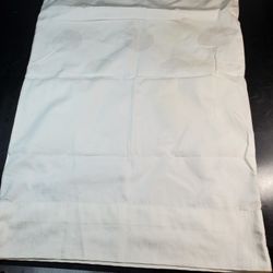 1 Cream Pillowcase 100% Cotton 20"*30" Isaac Mizrahi for Target UN#1149931 and RN# 17730 Net Weight 5.4oz
2 sides have different textures. 