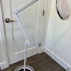 Magnifying Lamp light