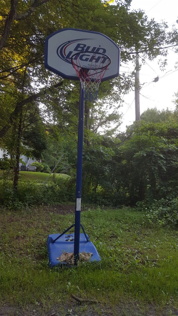 Bud light basketball hoop for Sale in Stroudsburg, PA OfferUp