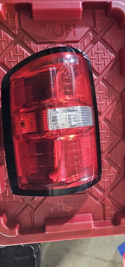 GMC SIERRA TAIL LIGHT OEM