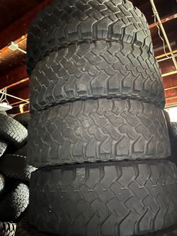 Vendo 285/70/R17 las 4 llantas Falken las 4 por $200