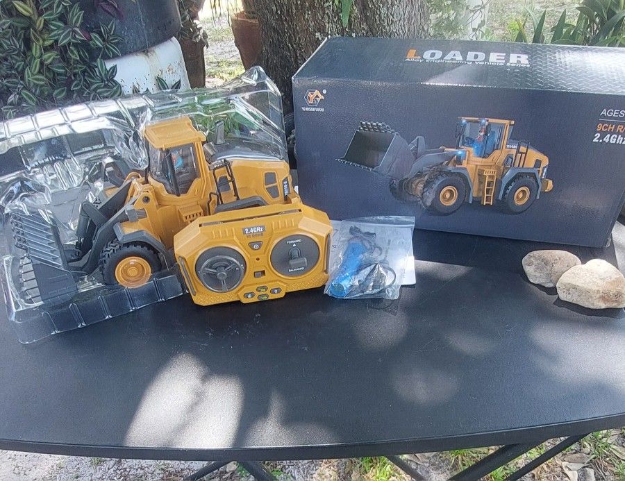 9-Channel Metal RC Wheel Loader - Remote Control Kids Construction Play Toys with Realistic Lights and Sound, 1:20 Scale