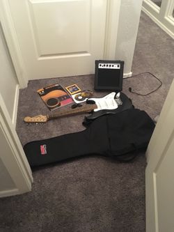 Guitar With extra parts and speaker