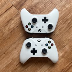 2 XBOX ONE CONTROLLERS 