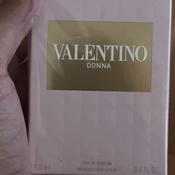 Donna Valentino Born In Roma