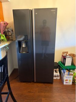 Samsung Fridge/Freezer + Ice Maker/Filtered Water