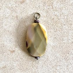 🤎 Pretty, faceted, mustard golden yellow and brown stone pendant