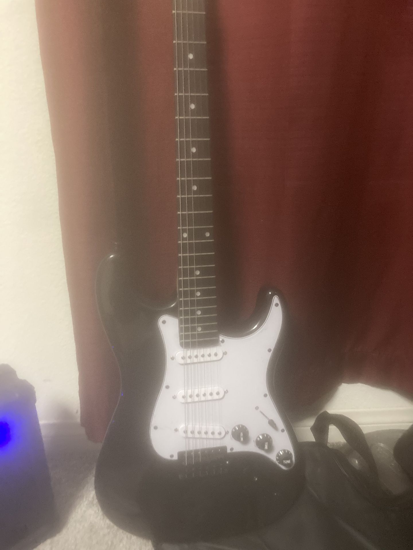 LYX PRO TRAINING GUITAR W/ AMP, GOOD AS NEW