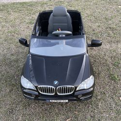 BMW X5 Kids Electric Car Toy -( runs works okay , only it has miner crack on the window  )- Used
