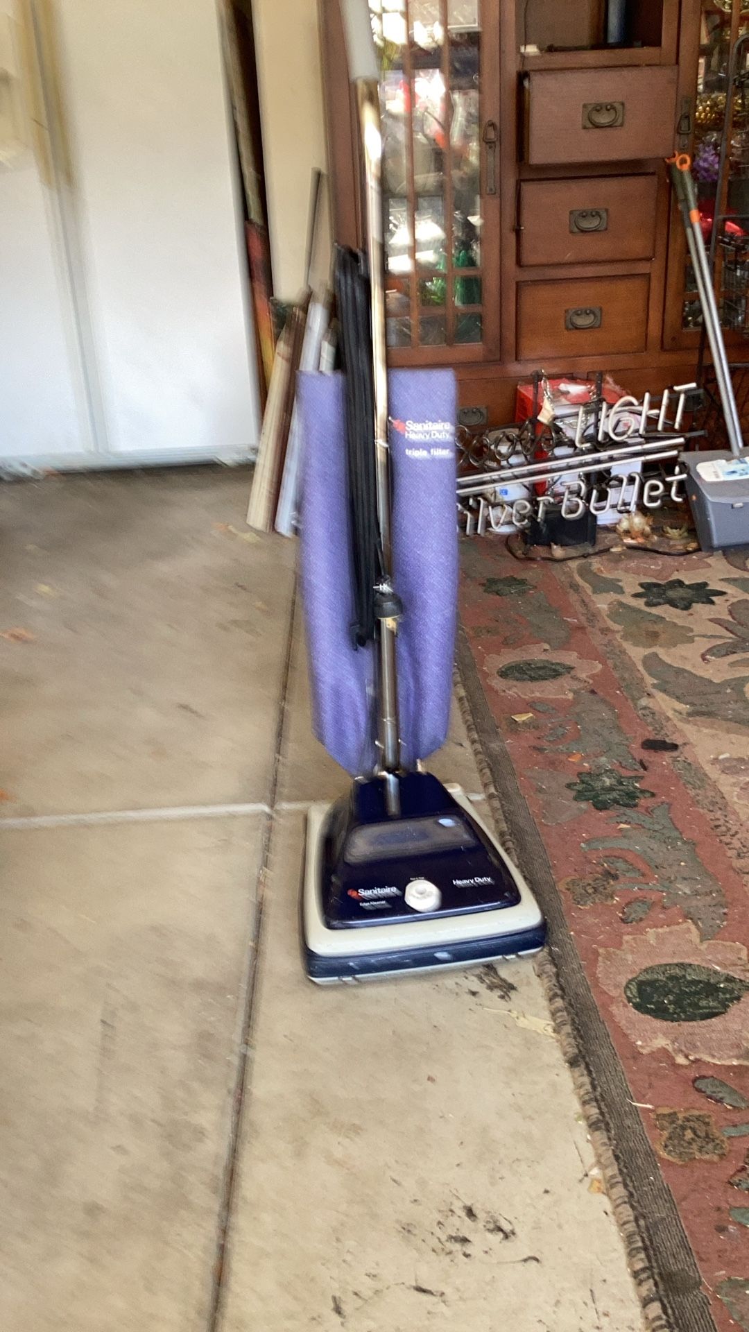 SANITAIRE hey duty vacuum works perfect with a good condition