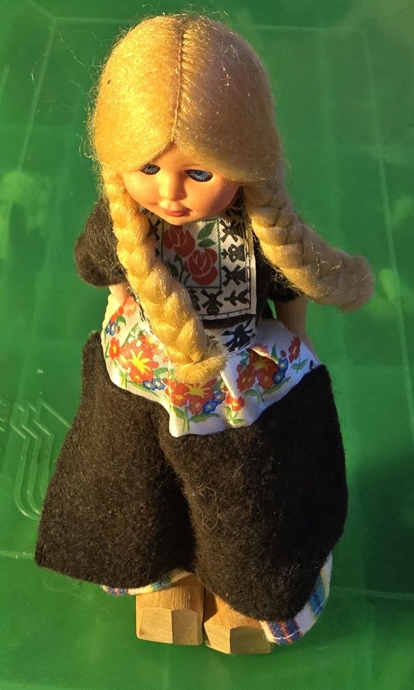 Dutch Vintage Souvenir Girl DOLL IN TRADITIONAL Holland Outfit