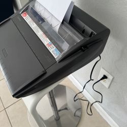 AX-425 ELECTRONIC TYPEWRITER. The piece shown in the photo still needs to be installed. It turns on.