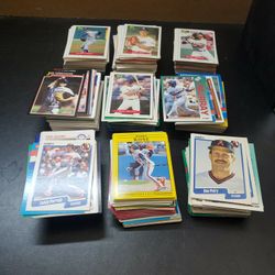 Lot of over 600 collectible baseball cards from the 90's