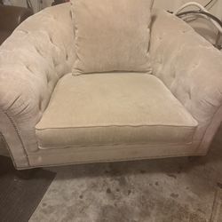 Ivory Tuffed Chair