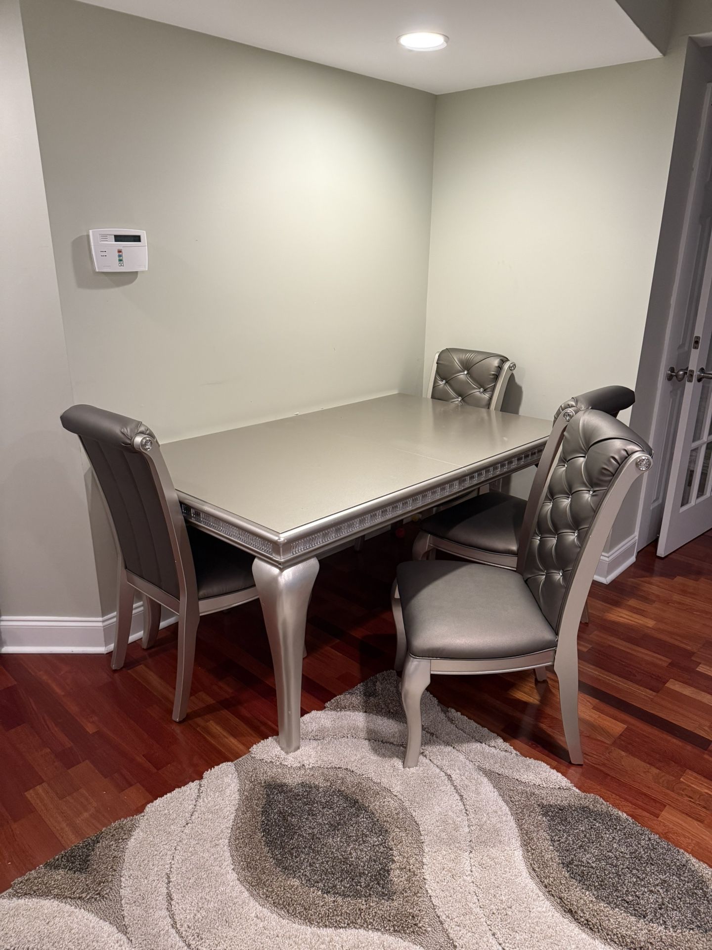 Silver Dinning Table With Extention