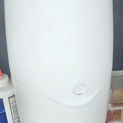 Diaper Genie Needs To Be Cleaned Was On Patio For A Few Weeks 