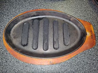 Cast Iron Skillet With Removable Wooden Base 