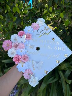 Custom graduation cap topper  Adorno para birrete de graduación 👩‍🎓  Ya disponible para tomar pedidos  Elige , inspírate en un modelo  Que te guste 
