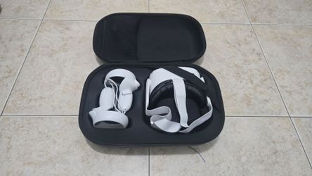 Quest 2 VR headset with controllers and Case