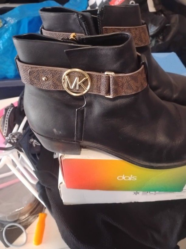 Womens Mk  Michael Kors Boots Sz 9