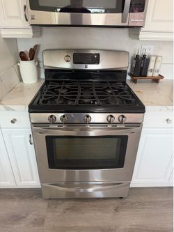 Kenmore stove and microwave great condition