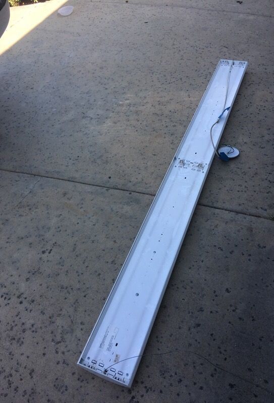 8 foot general Purpose Industrial fluorescent Strip Light. Dual bulbx2