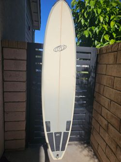 7'6  Mid sized surfboard