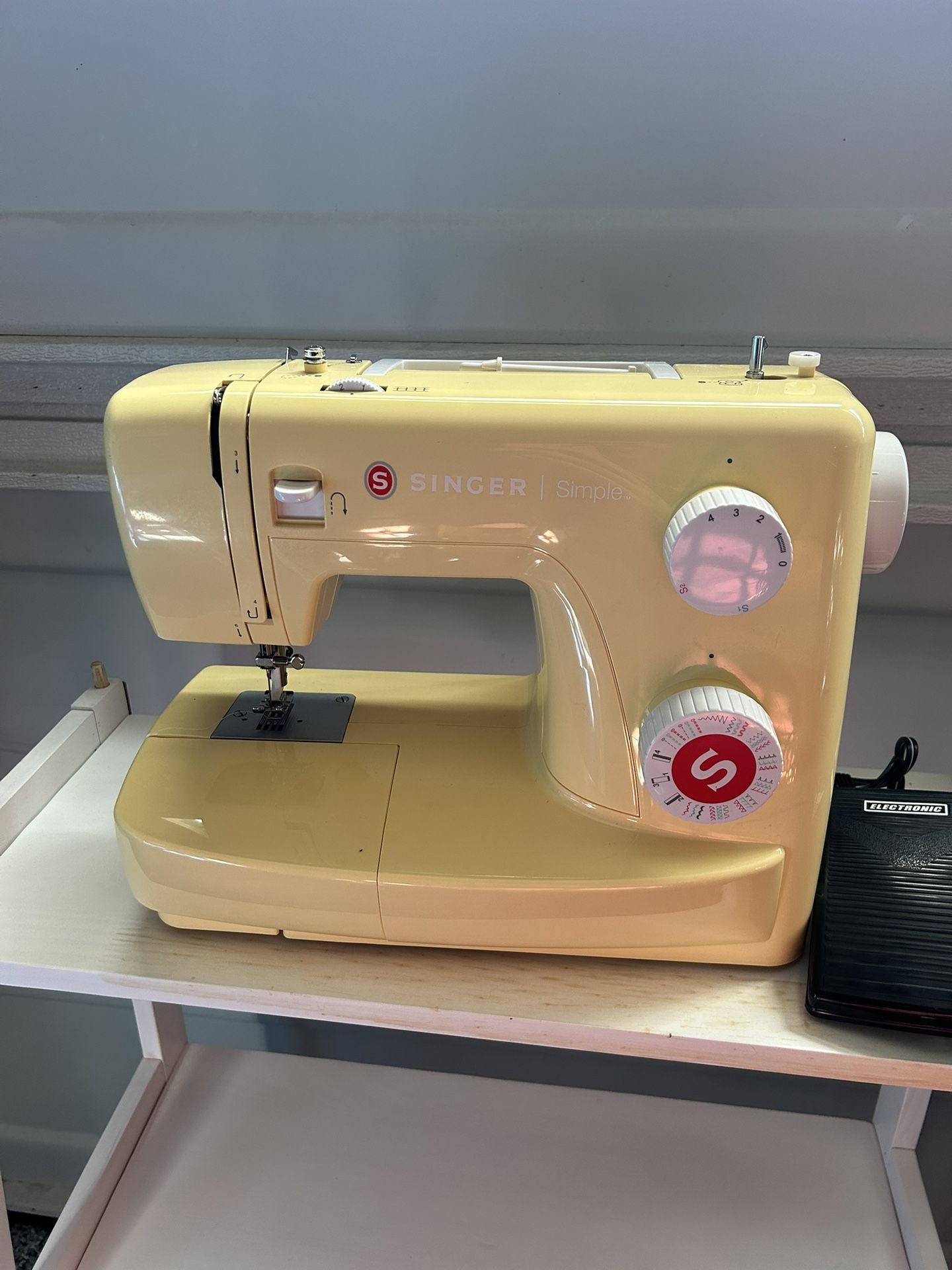 Singer Simple Sewing Machine With Pedal Works